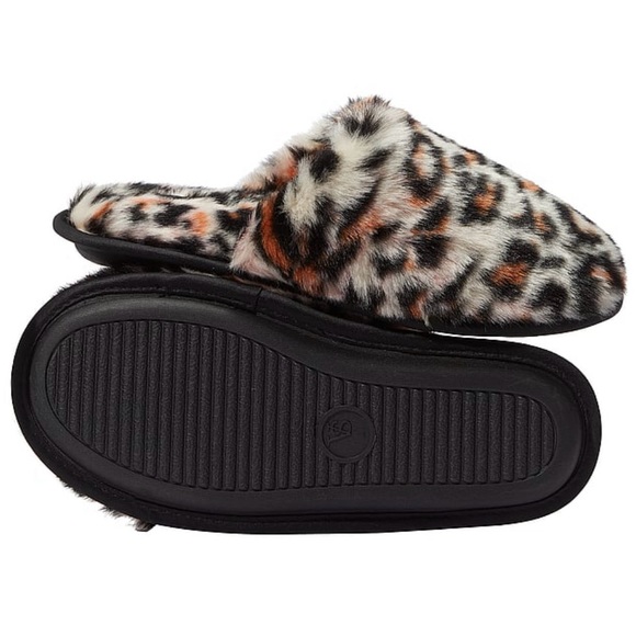 Victoria Secret Closed-Toe Faux Fur Slippers - Picture 2 of 3